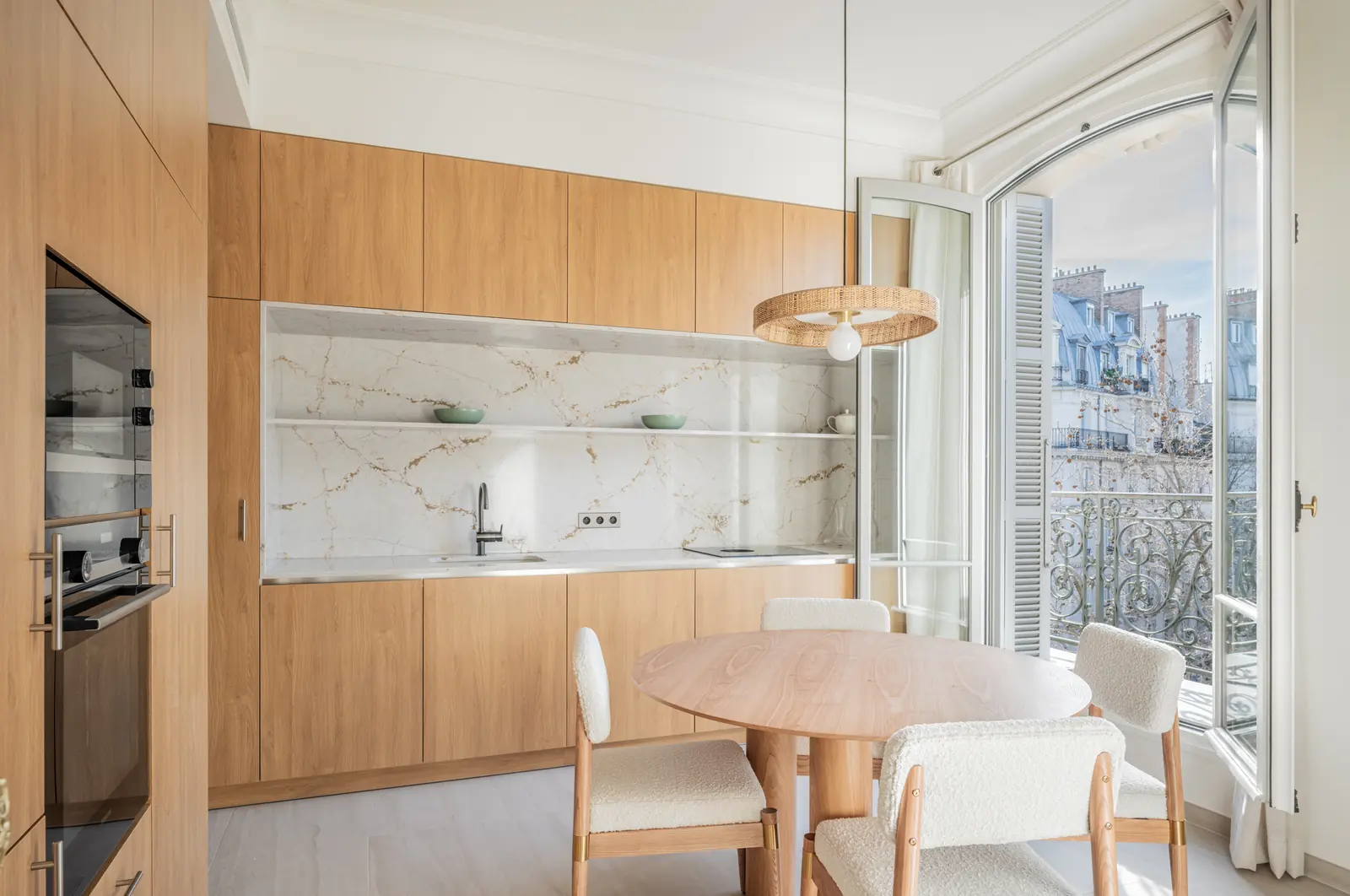 Oak kitchen with a window open onto the street