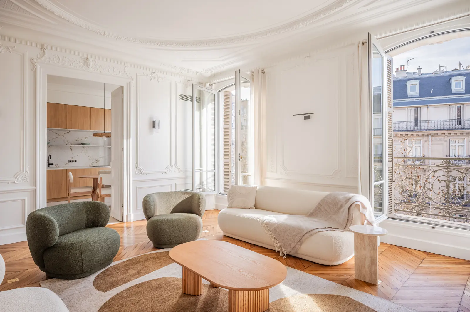 Living room with mouldings, parquet and two open windows