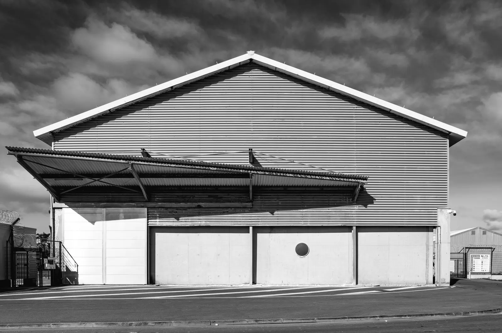 Industrial shed with a white canopy
